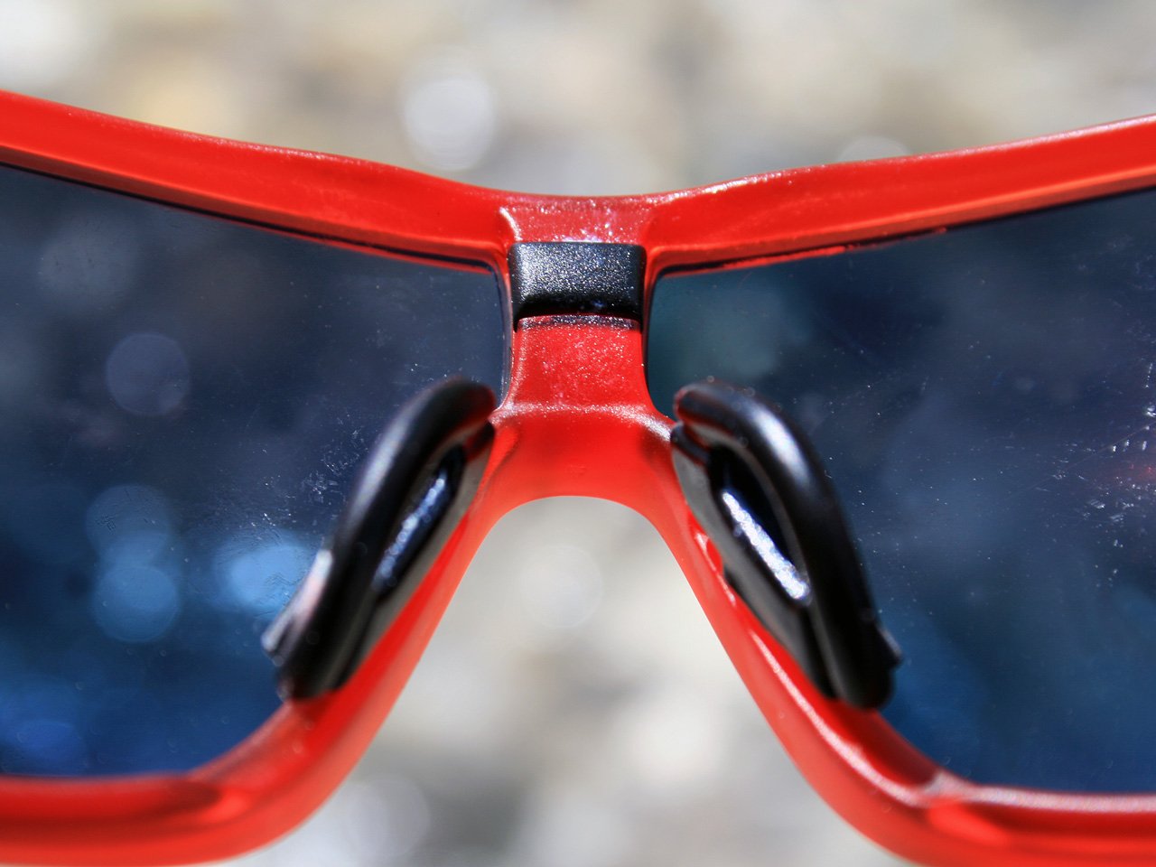 Testbericht – adidas Sport eyewear tycane pro outdoor: Die justierbaren Nasenflügel im Vordergrund und dahinter untern einem schwarzen Kunstoffeinsatz versteckt, die Nut für die Befestigung der optischen Ausgleichshilfe.(©airFreshing.com)