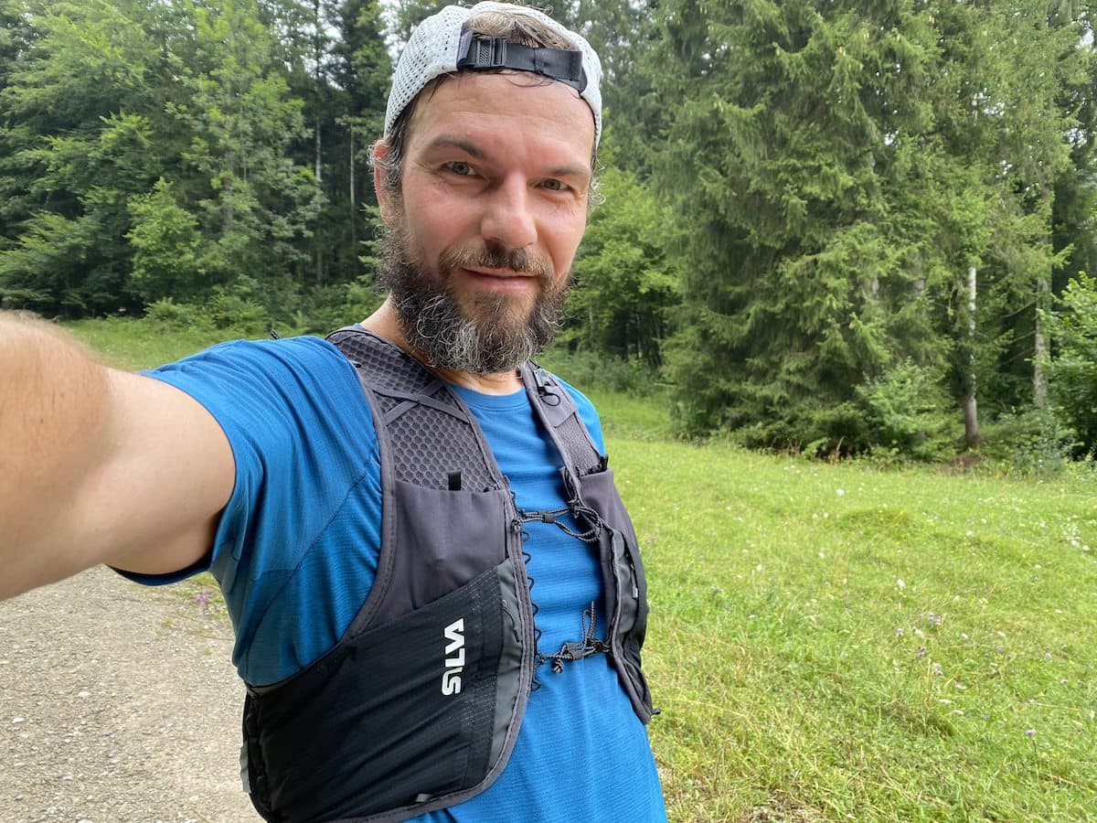 Testbericht - Silva Strive 10 Vest + HydraPak Hydration Reservoir V 1L: Tragbarer Packesel für Trailrunner inkl. isoliertem Trinksystem