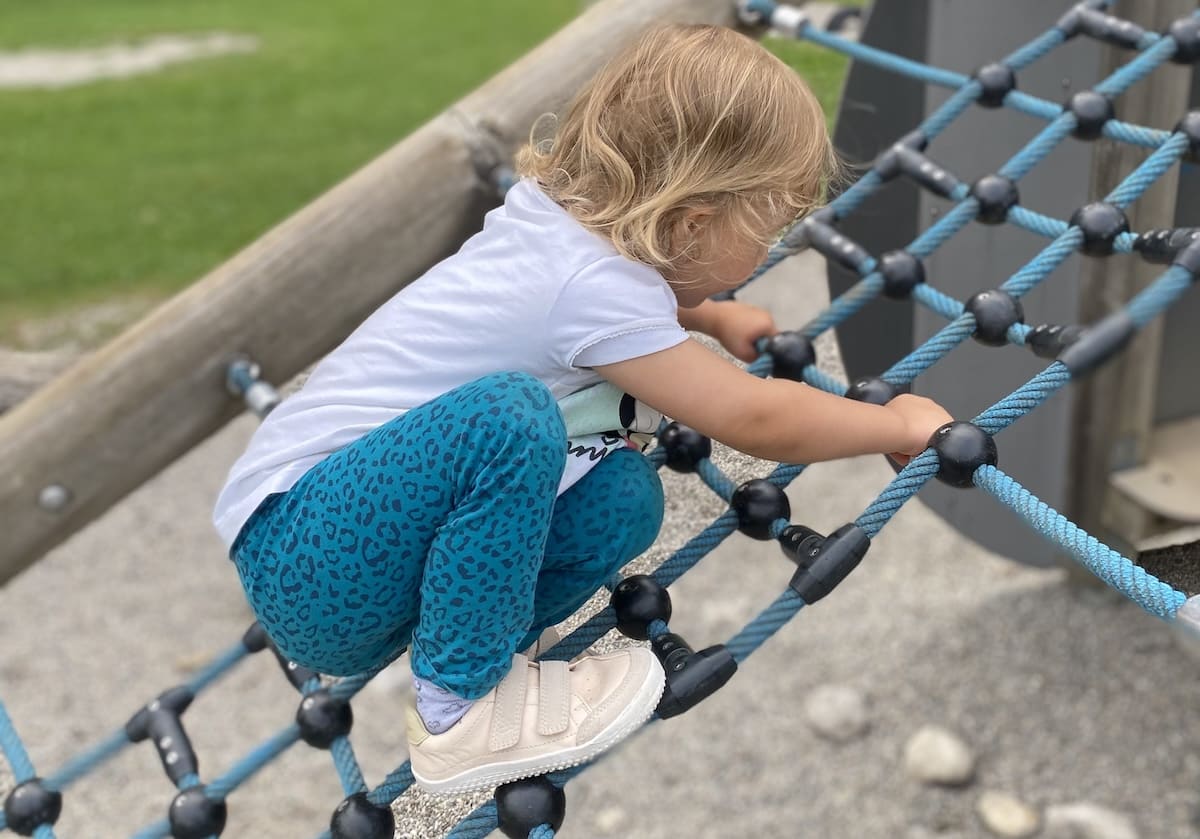 Ratgeber - Vivobarefoot: Falsch sitzende (Outdoor-)Schuhe können Kinderfüßen langfristig schaden