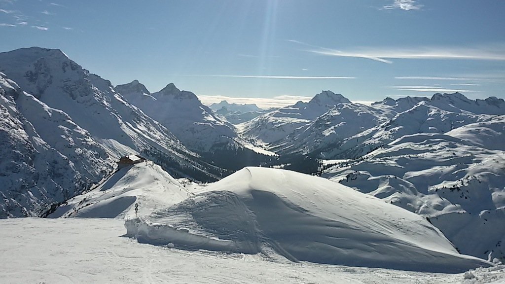 Reisbericht – Lech Zürs: GO WHITE! – spontaner Kulturgenuss im Wintersport-Eldorado am Arlberg
