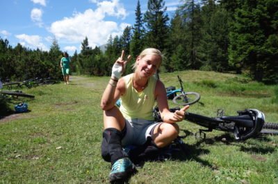 Erfahrungsbericht Women's Bike Camp: Hinfallen, Krönchen aufsetzen und weiter geht die Fahrt. Julia kann zum Glück schon wieder lachen (© airFreshing.com)