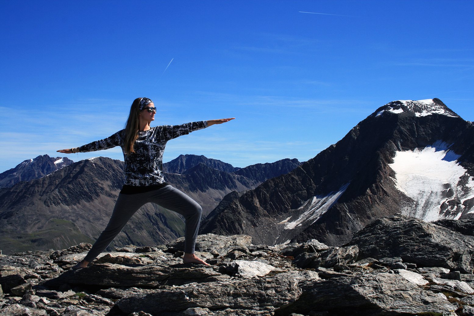 Testbericht – super.natural Merino Voyage Slash Neck Top & Tempo Pant: Perfekt gerüstet für eine erfrischende Yoga-Session am Berg