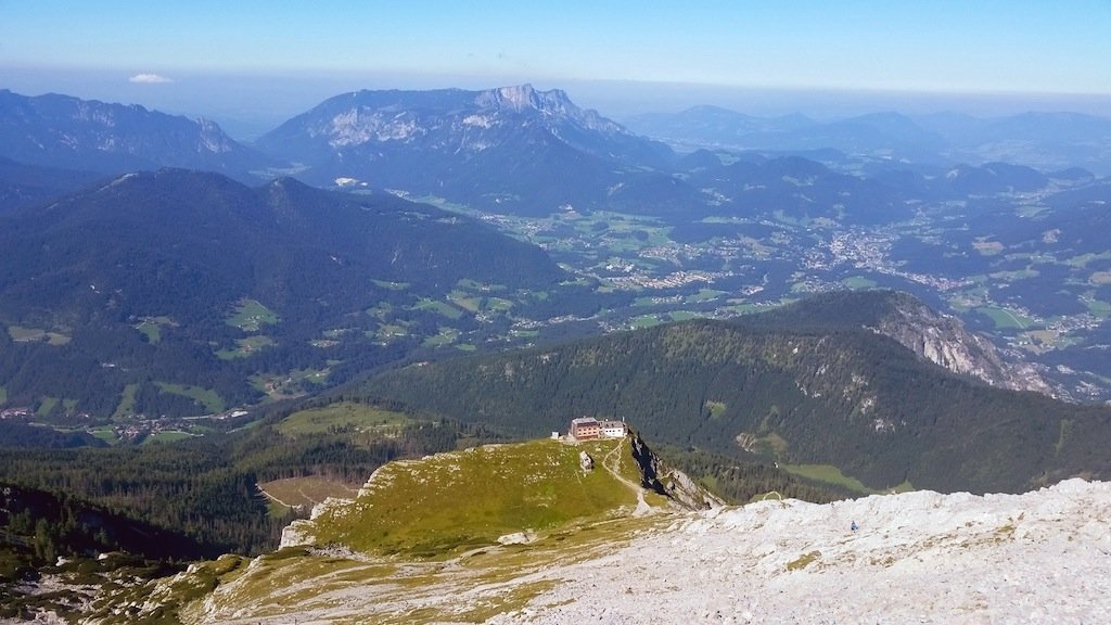 Ziele - Watzmann Mittelspitze (2.713m): Finale oder Beginn - das Watzmannhaus mit Chiemsee im Hintergrund (© airfreshing.com)