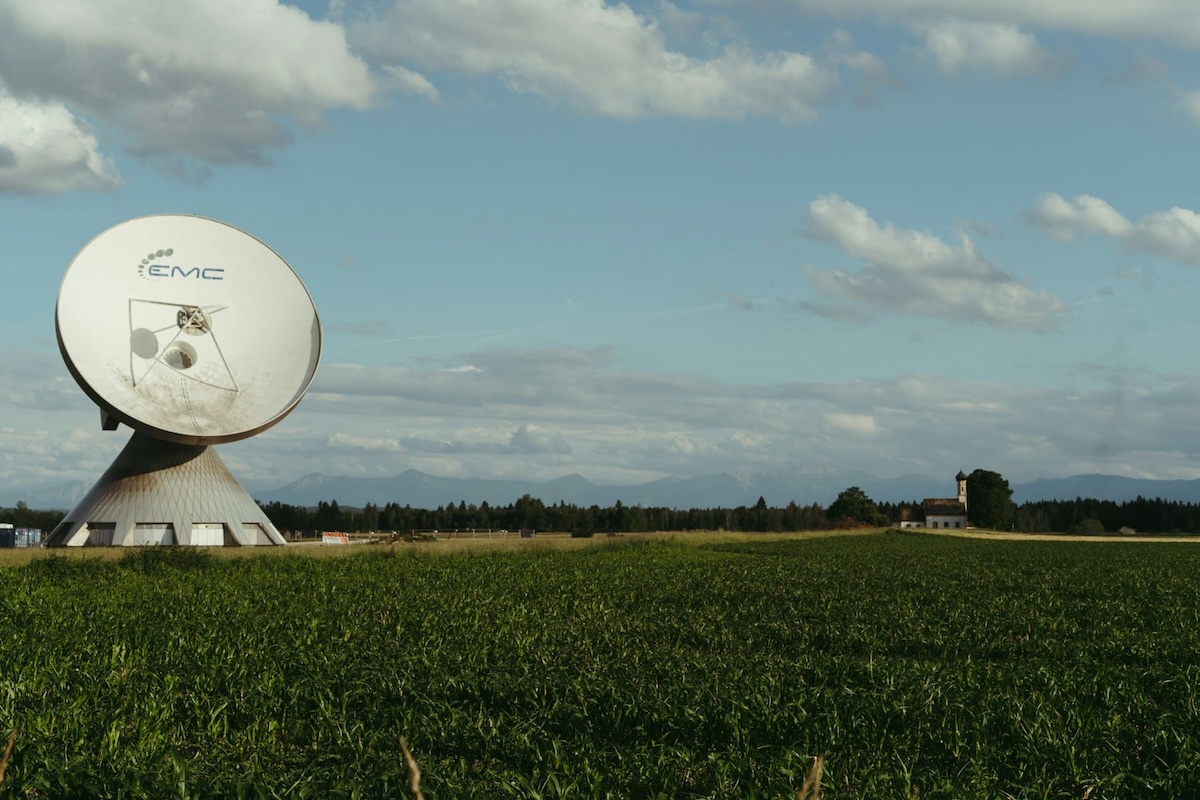 Ratgeber – Mini-WLAN für Bergtouren: Tragbares Satelliteninternet für abgelegene Routen (© unsplash / Pranit Sonigra)