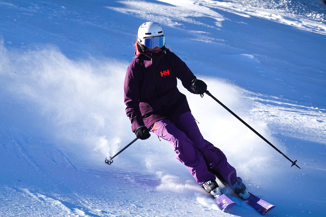 Testbericht – Helly Hansen Aurora Infinity Shell Ski Jacket & Pants: Stylische, nachhaltige und PFC-freie Allround-Kombi für jeden Skitag