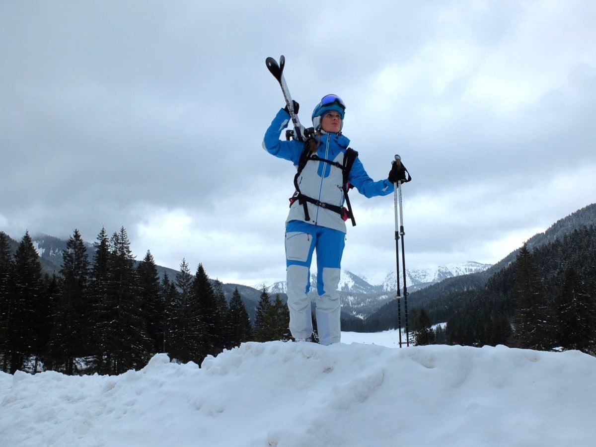 Testbericht – Peak Performance Tour Jacket & Pant: Hochfunktionale Skitourenkombi in Weiß-Blau für (winter-)sportliche Ladies