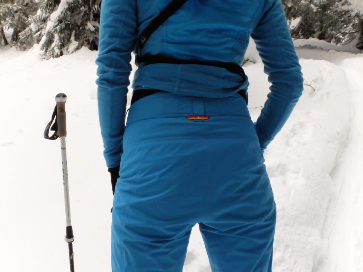 Testbericht – Peak Performance Tour Jacket & Pant: Hochfunktionale Skitourenkombi in Weiß-Blau für (winter-)sportliche Ladies