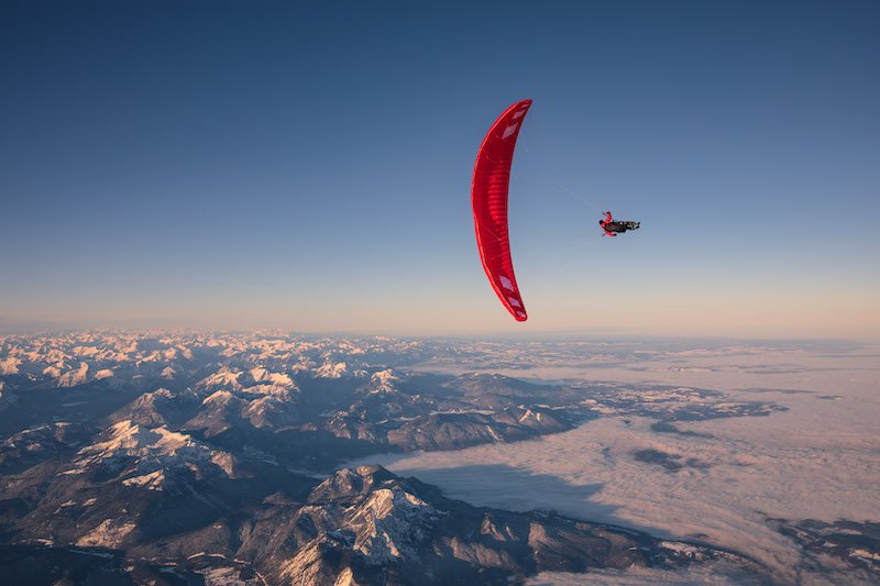 News – Achensee / Mike Küng: Weltrekord – „Head Over“ Sprung per Gleitschirm aus 7.100 Metern Höhe