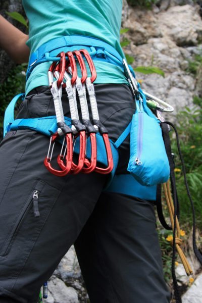 Testbericht Patagonia Houdini Jacket: Klein verpackt und dank Schlaufe einfach am Klettergurt zu befestigen (© airFreshing.com