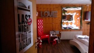 Ziele – Saas-Fee (Kanton Wallis/Schweiz): Pop...Pop...Hotel Popcorn - die Kultunterkunft in den Schweizer Alpen