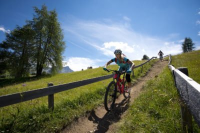 Erfahrungsbericht Women's Bike Camp: Wurzelparcours über den steilen Trail hin zur flowigen Abfahrt ist am Reschensee alles geboten (© Manfred Stromberg)