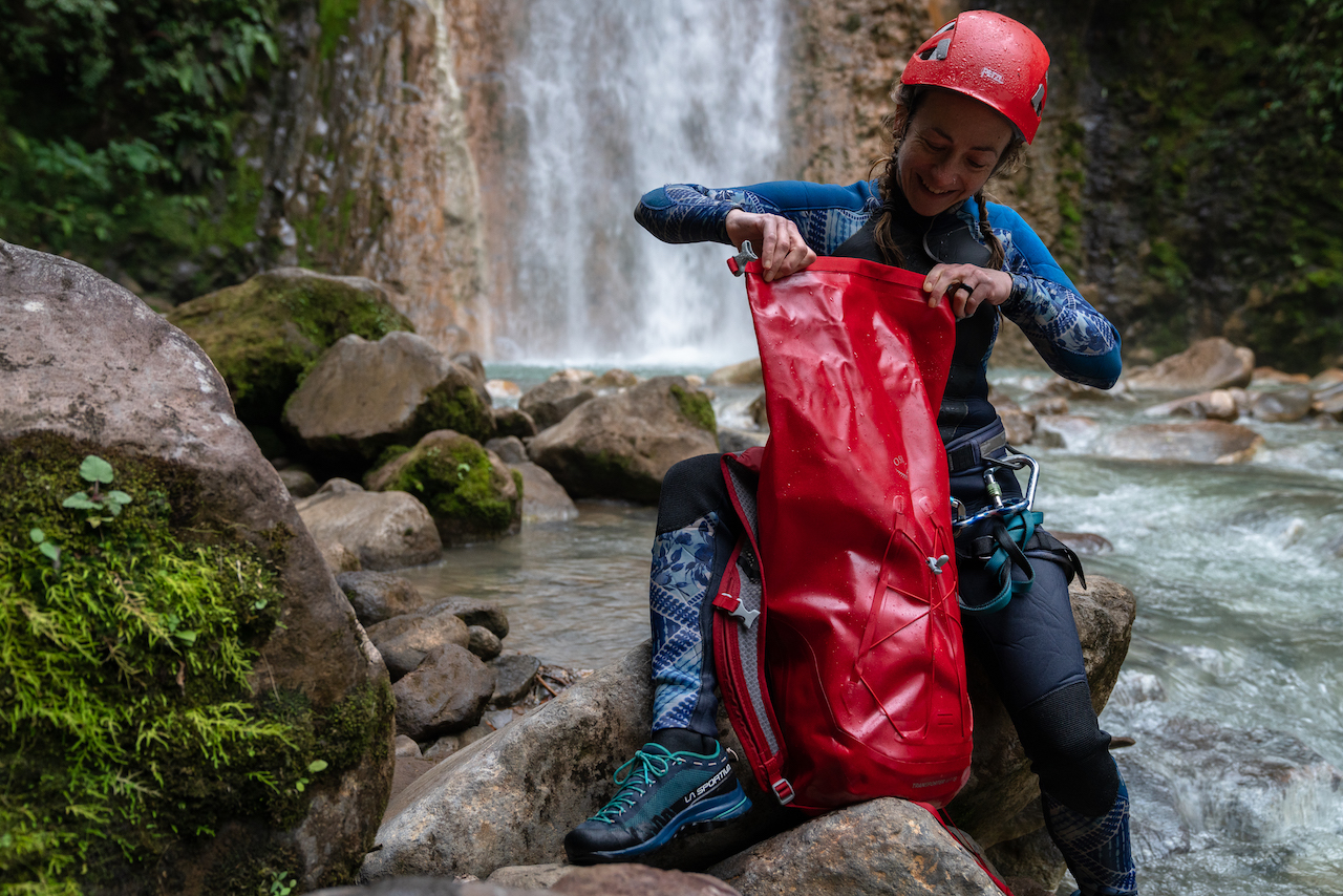 Testbericht – Osprey Waterproof Serie: Alles in trockenen "Tüchern" - clevere, wasserdichte Rucksäcke und Reisetaschen aus recycelten Materialien