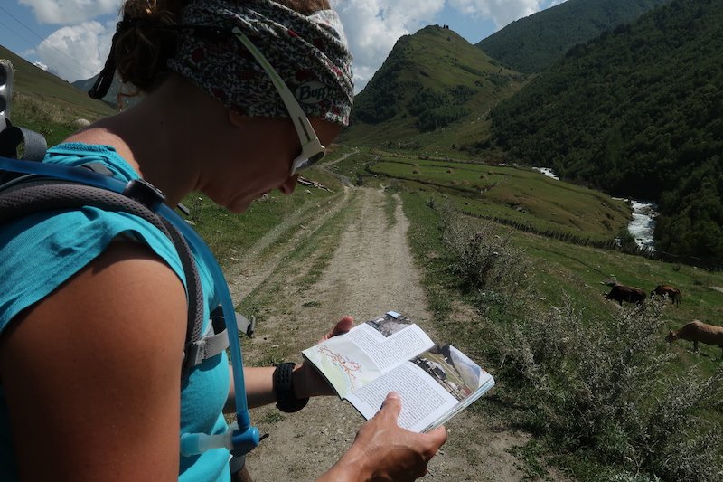 Rezension – Rother Wanderführer / Nina Kramm: Georgien – 45 Touren im Kleinen und Großen Kaukasus