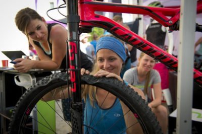 Erfahrungsbericht Women's Bike Camp: Wie wechsel ich einen Schlauch? Cannondale zeugt wie es geht und die Mädels müssen Hand anlegen (© Manfred Stromberg)