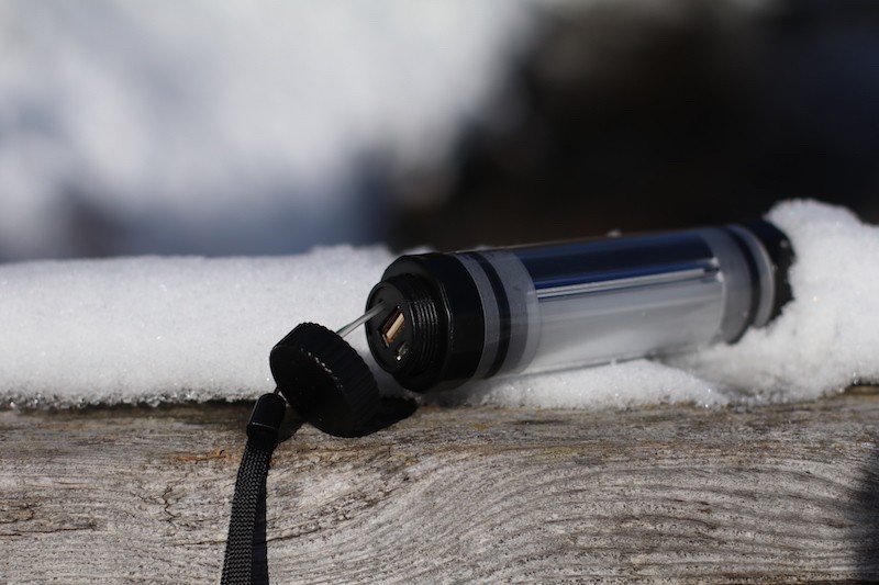 Testbericht – OUTXE Savage Solar Charger & 2-in-1 Waterproof Camping Lantern: Energie frei - wasserdichte Outdoor-Gadgets von Solar-Akku bis LED-Lampe