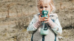 Testbericht - B.BOX Tritan-Flasche: Extrem langlebige Trinkflasche mit Trinkhalm für aktive Outdoorkids