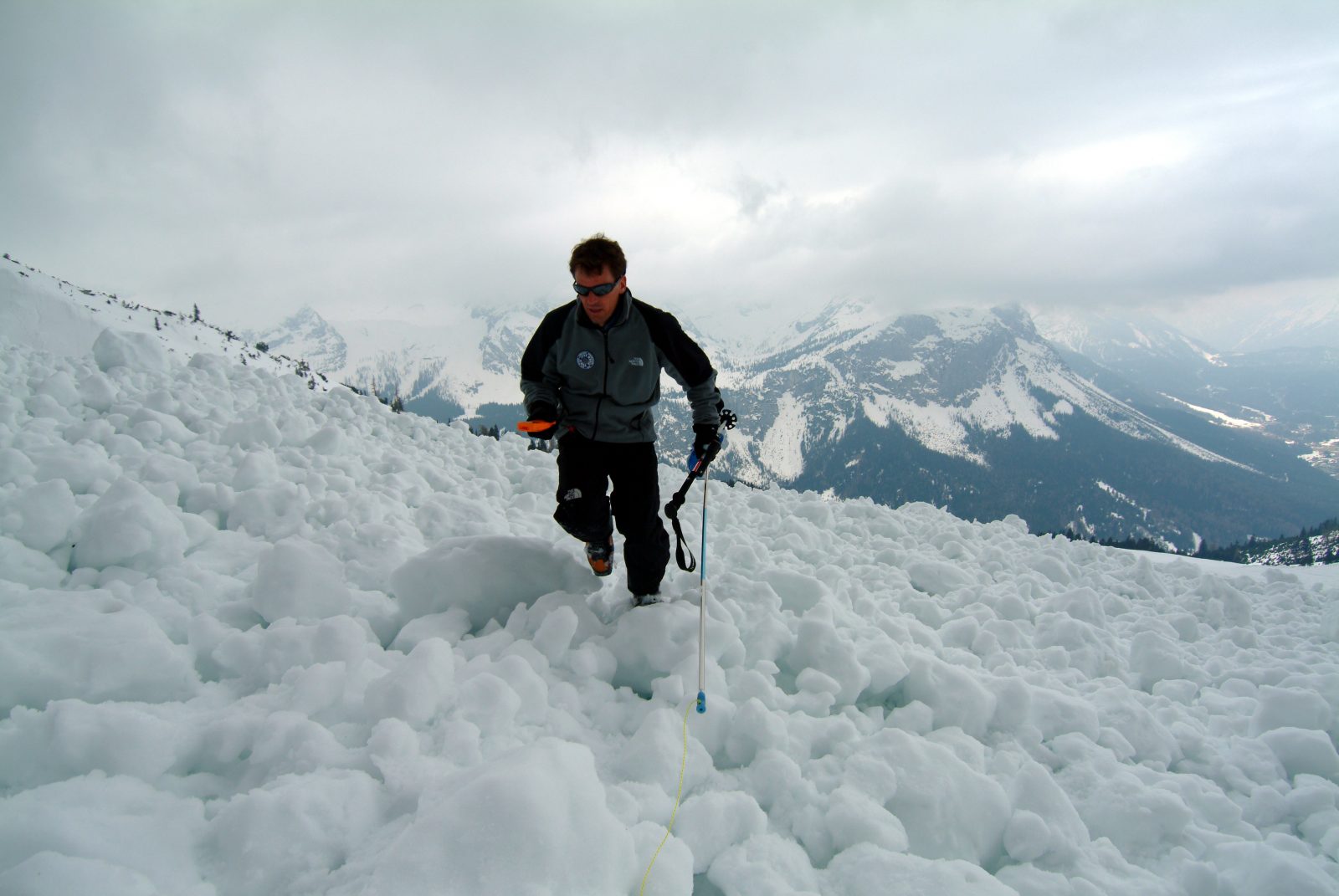 Lawinenkunde - Alexander Römer: BÜCK’ DICH - bei der Punktortung das LVS-Gerät dicht über der Schneeoberfläche führen und nicht mehr drehen! (Foto: Alexander Römer)