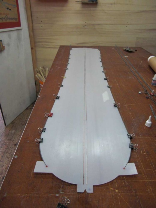 Step3 Build2Ride: Die Kanten werden mittels Sekundenkleber in ihrer Position fixiert © airFreshing.com