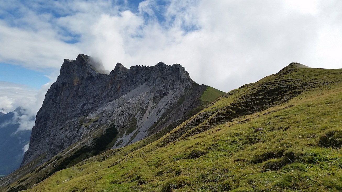 Ziele – Gehrenspitze (2.367m): Auf der Rückseite fürhrt der sehenswerte Gratweg hinauf zum Gipfel (© airFreshing.com)