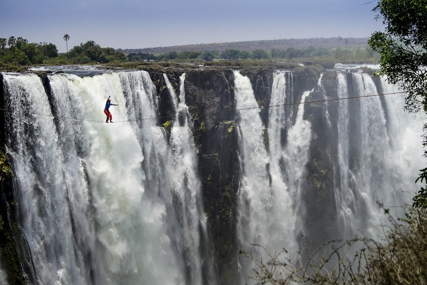 News - adidas Outdoor: Slackline-Profis Reinhard Kleindl & Lukas Irmler begehen erfolgreich Highline über die Victoria Falls in Simbabwe (©adidas Outdoor)