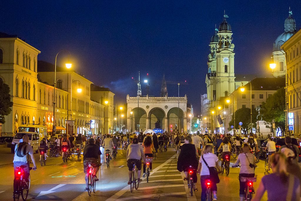 Event - 6. Münchner Radlnacht: Am 8. August gehören Münchens schönste Straßen ganz allein den Radfahrern (© Radlhauptstadt München)