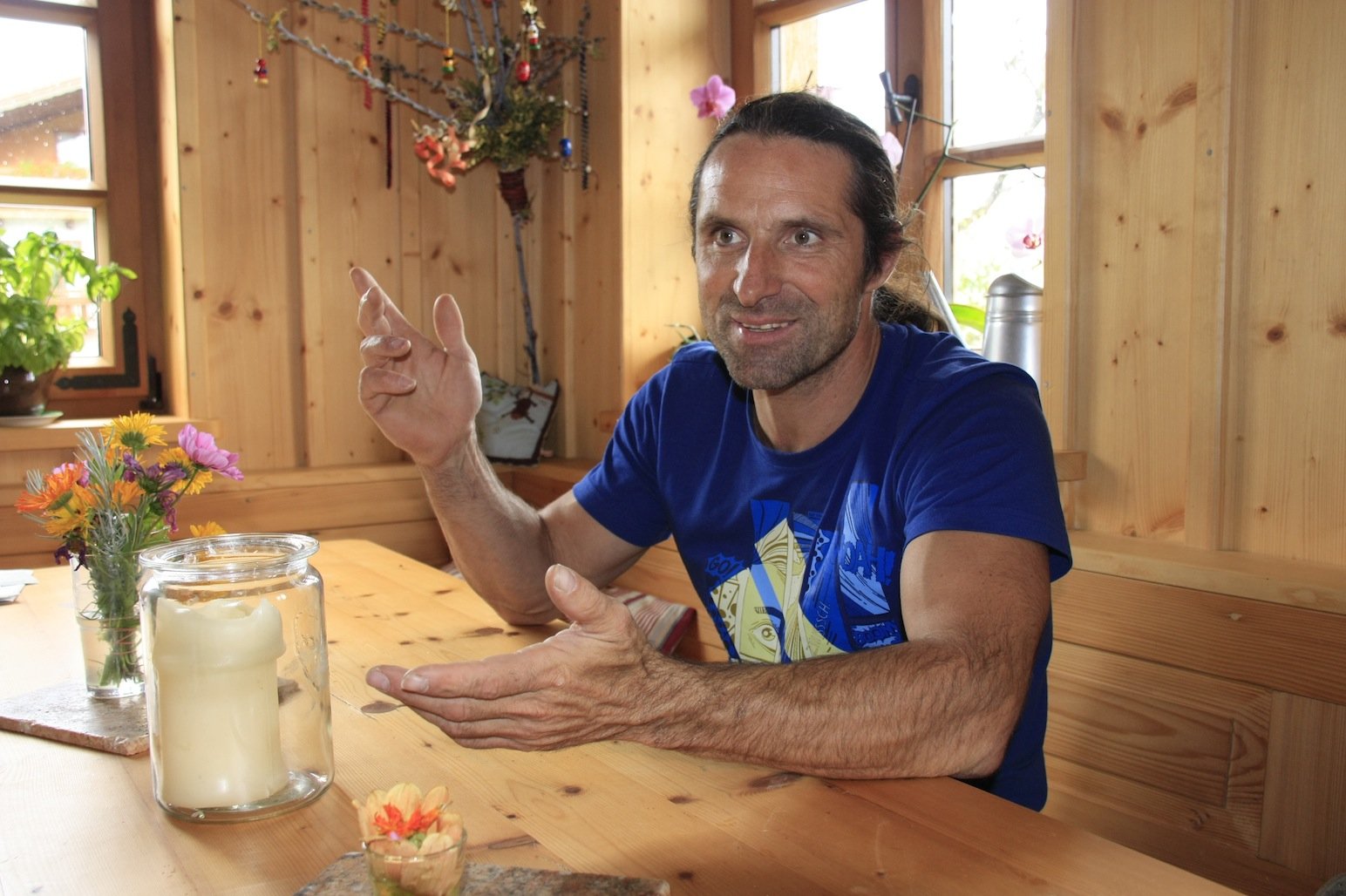 Co-Autor Alexander Huber von den Huberbuam stellt seine Heimat vor - die Berchtesgadener Alpen. (© Servus Verlag)