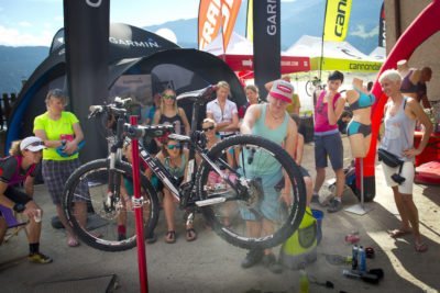 Erfahrungsbericht Women's Bike Camp: Mareen zeigt fachkundig wie man sein Rad anständig putzt (© Manfred Stromberg)