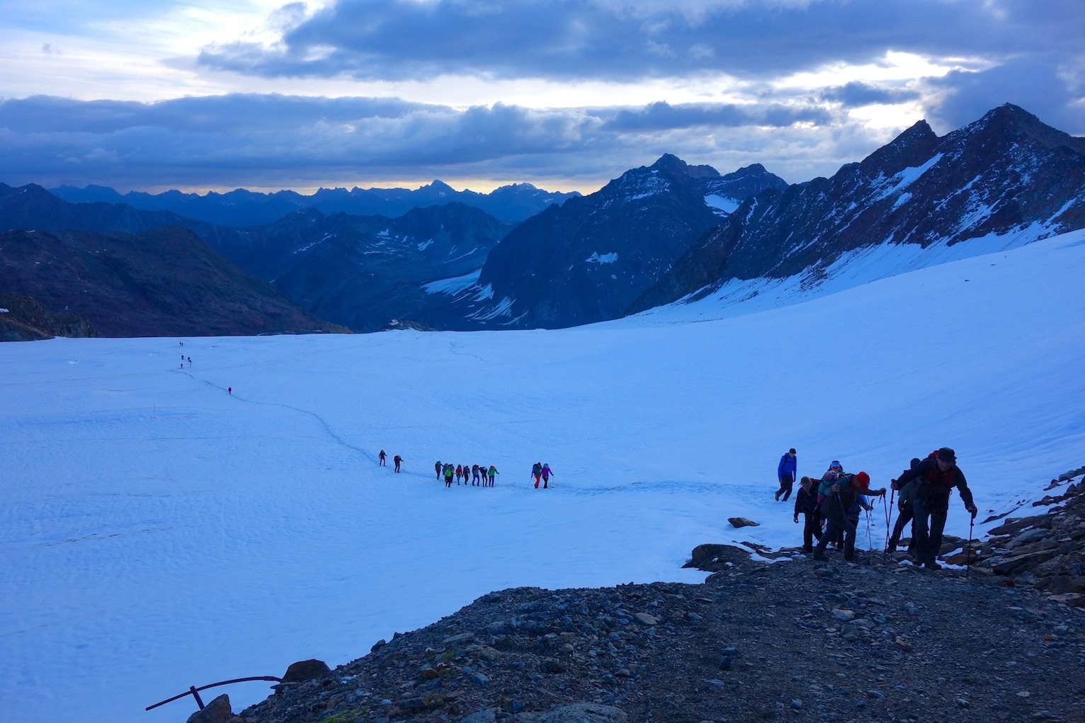 In aller Herrgottsfrühe ging es los zur Hochtour auf die Wildspitze (© airFreshing.com)