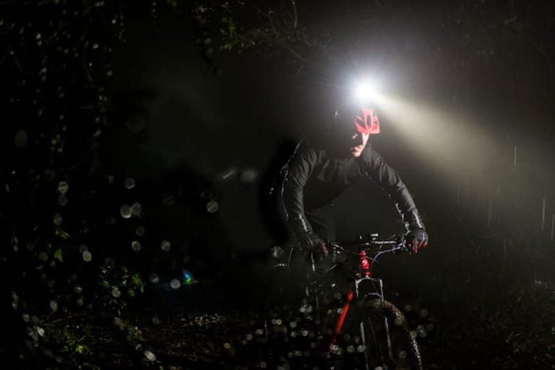 News - Garmin Varia UT 800: Per Fahrradcomputer oder Multisportuhr steuerbare Helmlampe für MTB-Fahrer (©Garmin)