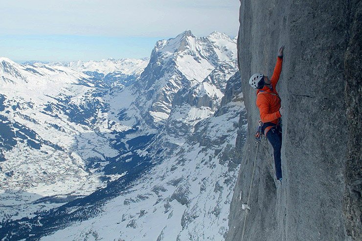 News – Mammut: Dani Arnold gelingt erste Winterbegehung von „DEEP BLUE SEA“ am Eiger (© Mammut)
