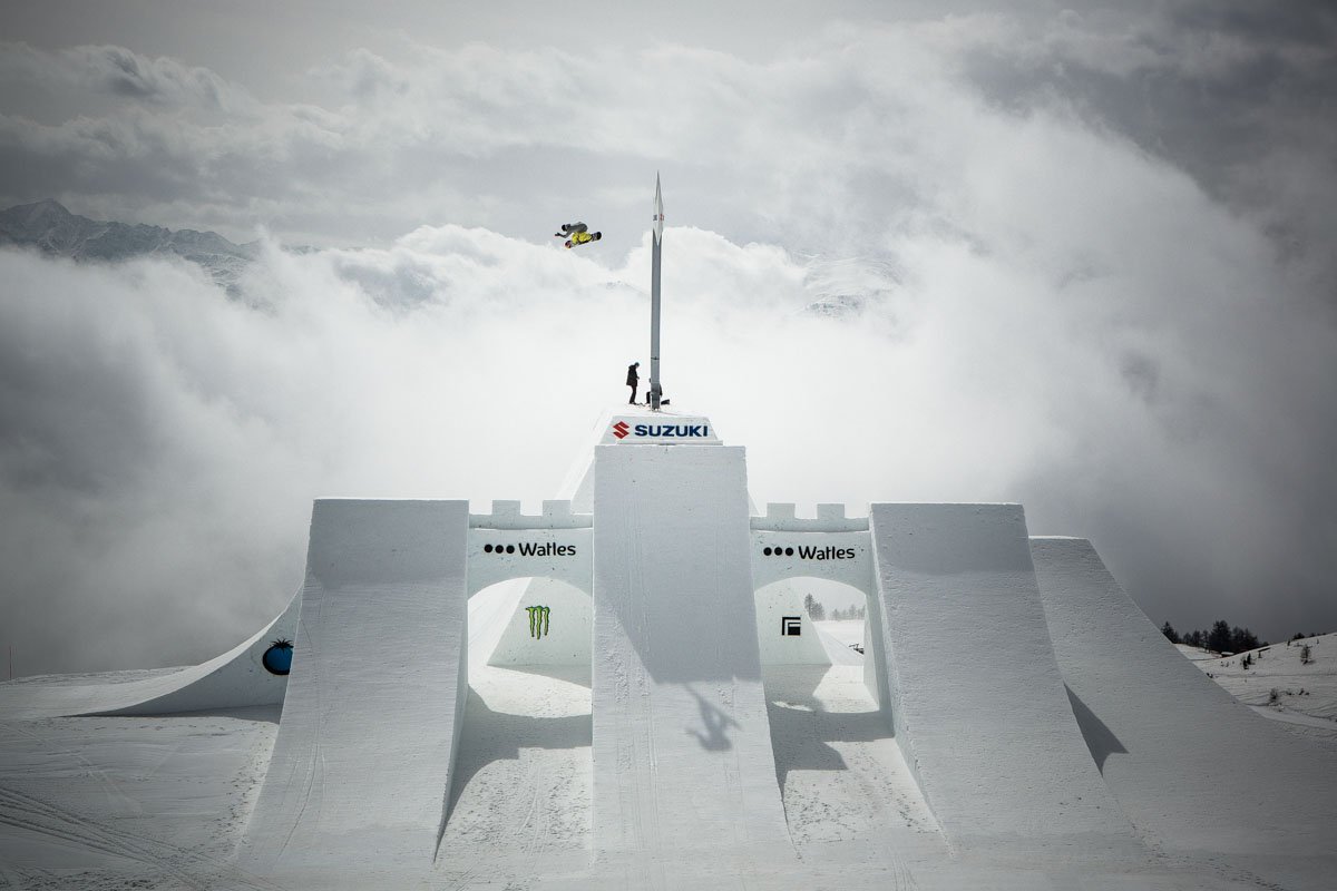 Interview - Nico Zazek / Suzuki Nine Knights 2016: Seppe Smits begutachtet die Schneeburg von oben. (© Nine Knights / David Malacrida)