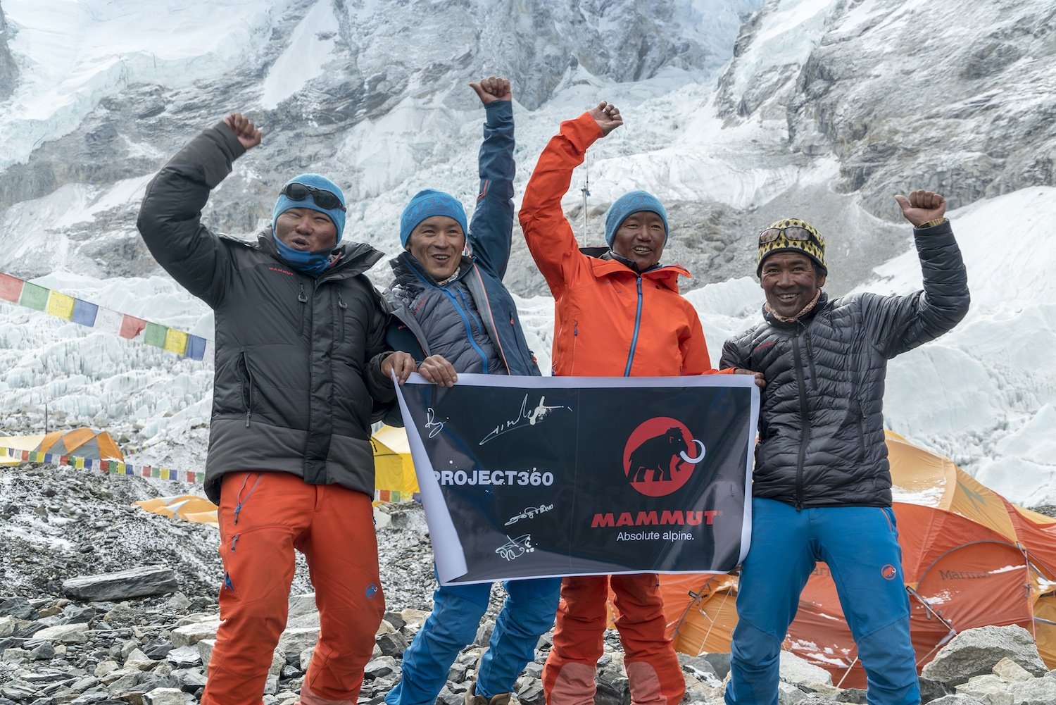 Webtipp - Mammut #project360: Die Nepalesen Lakpa Sherpa, Pemba Rinji Sherpa, Ang Kaji Sherpa und Kusang Sherpa haben den Mount Everest digital bestiegen (© Mammut / Matthias Taugwalder)