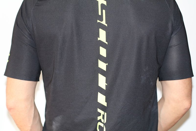 Testbericht - SCOTT Sports RC Collection: Funktionalität in Schwarz und Gelb - Outfit für Trailrunner und Bergläufer