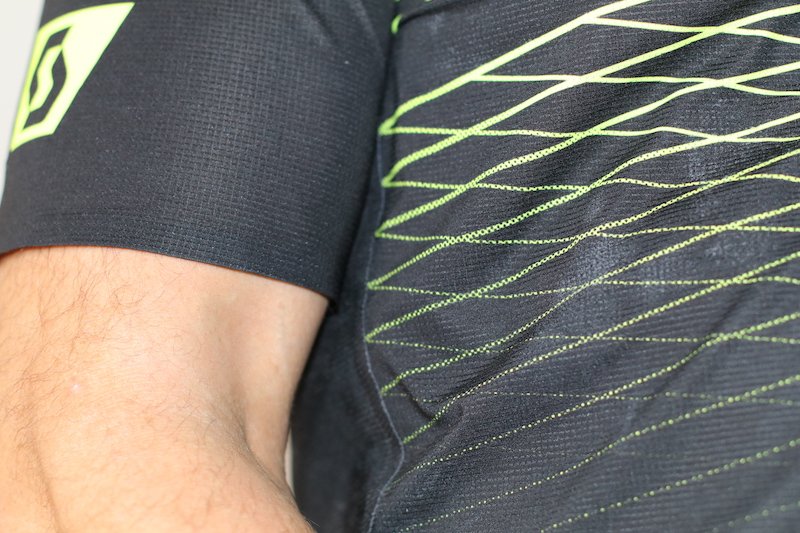 Testbericht - SCOTT Sports RC Collection: Funktionalität in Schwarz und Gelb - Outfit für Trailrunner und Bergläufer