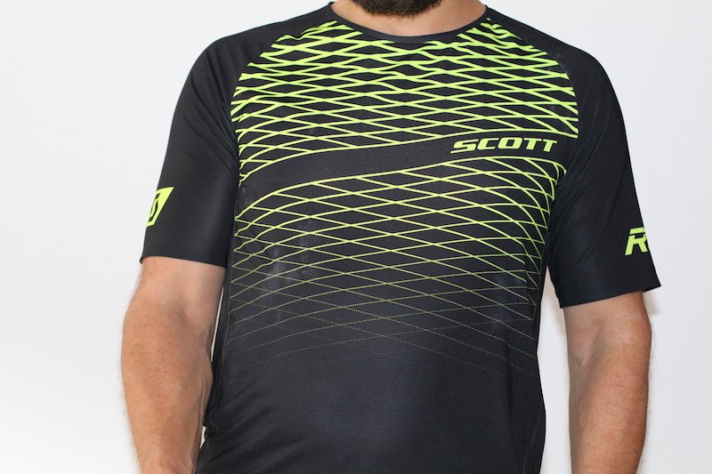 Testbericht - SCOTT Sports RC Collection: Funktionalität in Schwarz und Gelb - Outfit für Trailrunner und Bergläufer