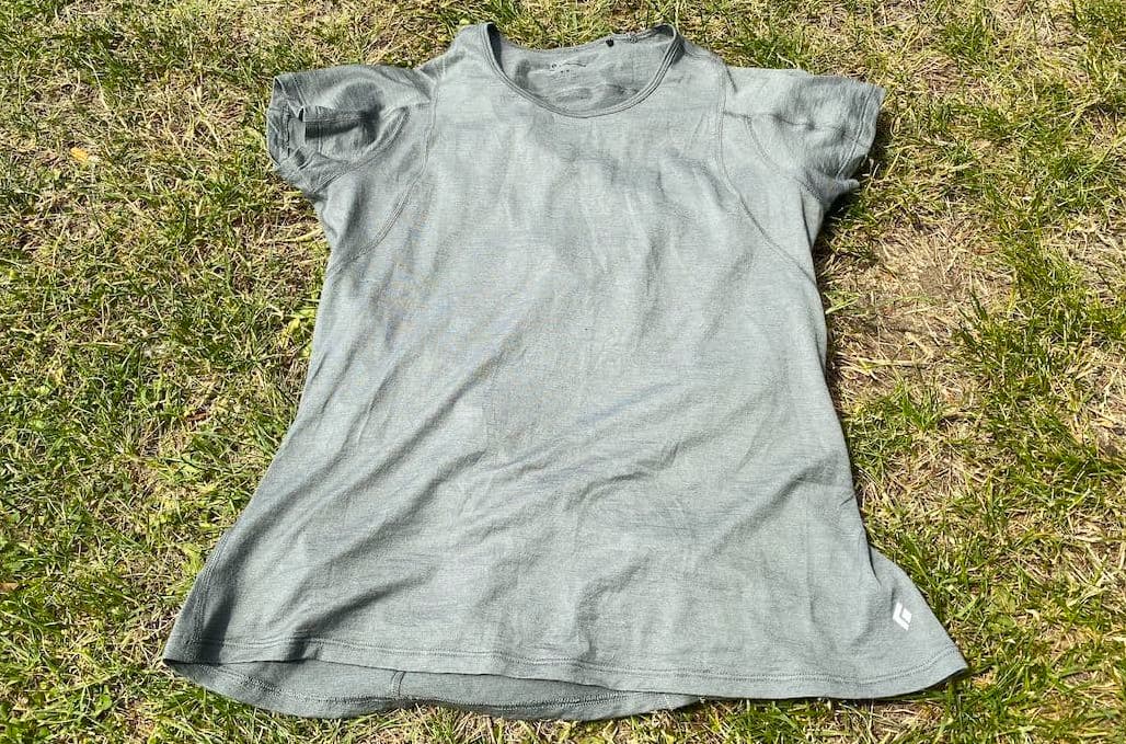Testbericht - Black Diamond Rhythm Tee & Sprint Short: Luftig leichte Laufbekleidung für richtig heiße Trailrunning-Sommertage