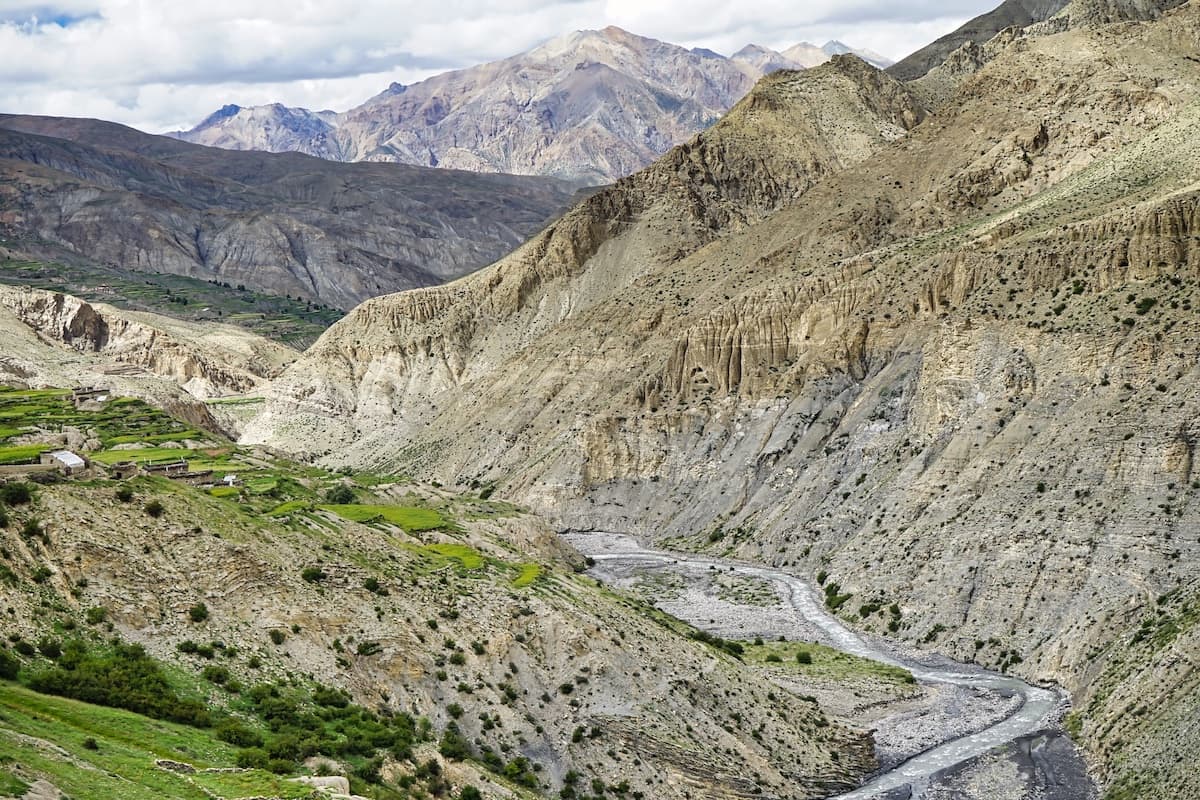 Rezension - National Geographic / Peter Hinze: 100.000 Schritte zum Glück - von der Einfachheit des Lebens im Himalaya