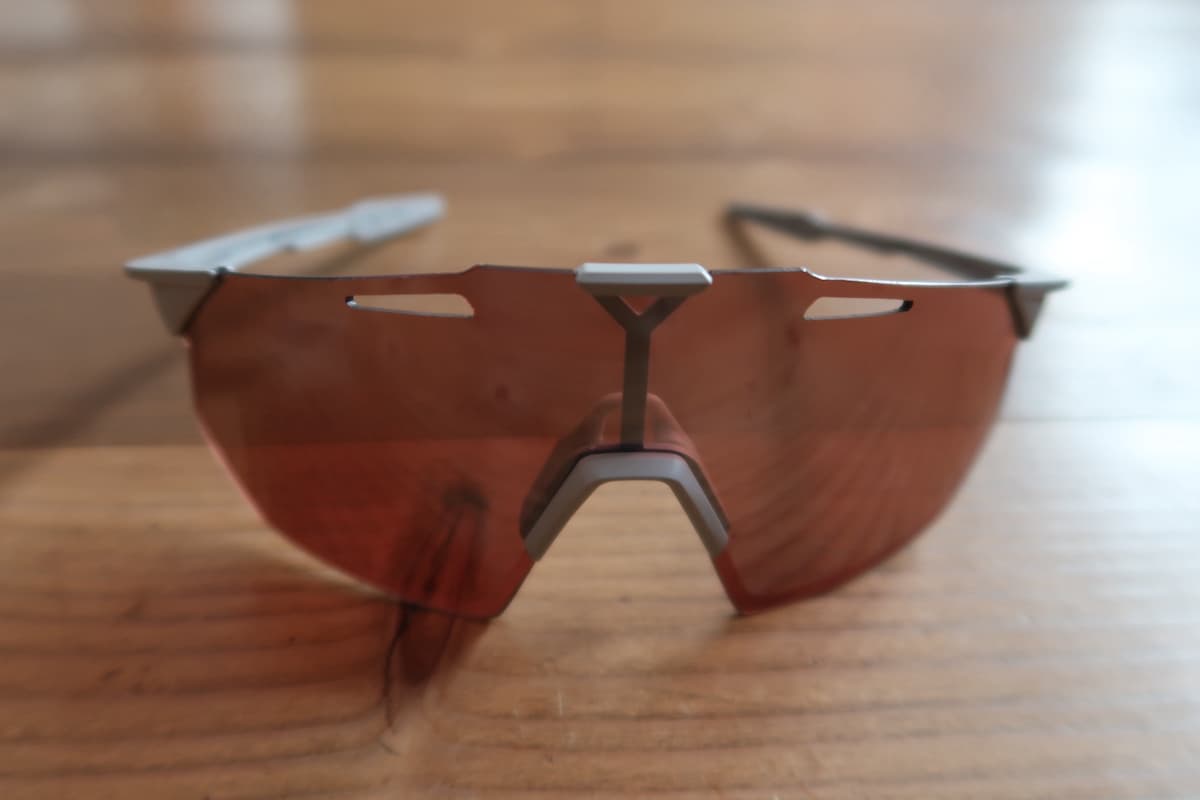 Testbericht - 100% Hypercraft SQ mit Hiper Crimson Silver Mirror Lens: Mit 23 Gramm die vielleicht leichteste Multisportbrille der Welt?!