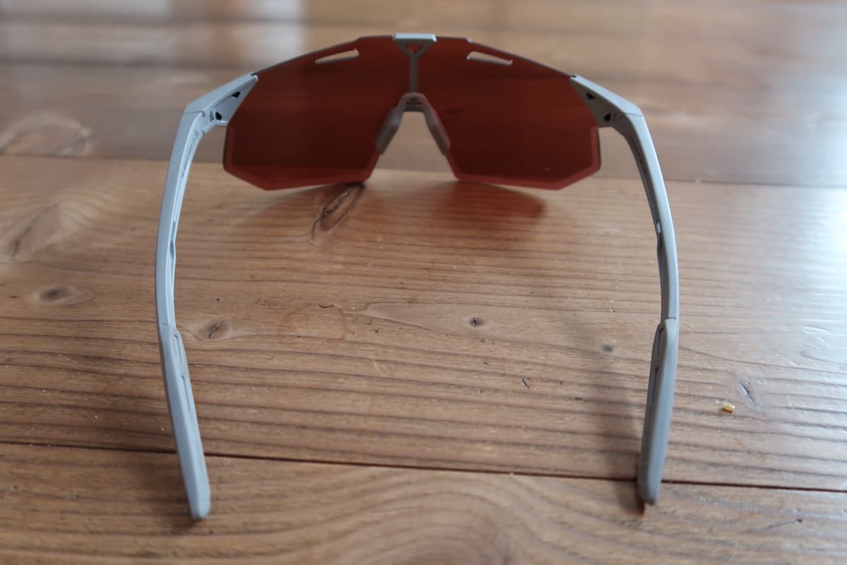 Testbericht - 100% Hypercraft SQ mit Hiper Crimson Silver Mirror Lens: Mit 23 Gramm die vielleicht leichteste Multisportbrille der Welt?!