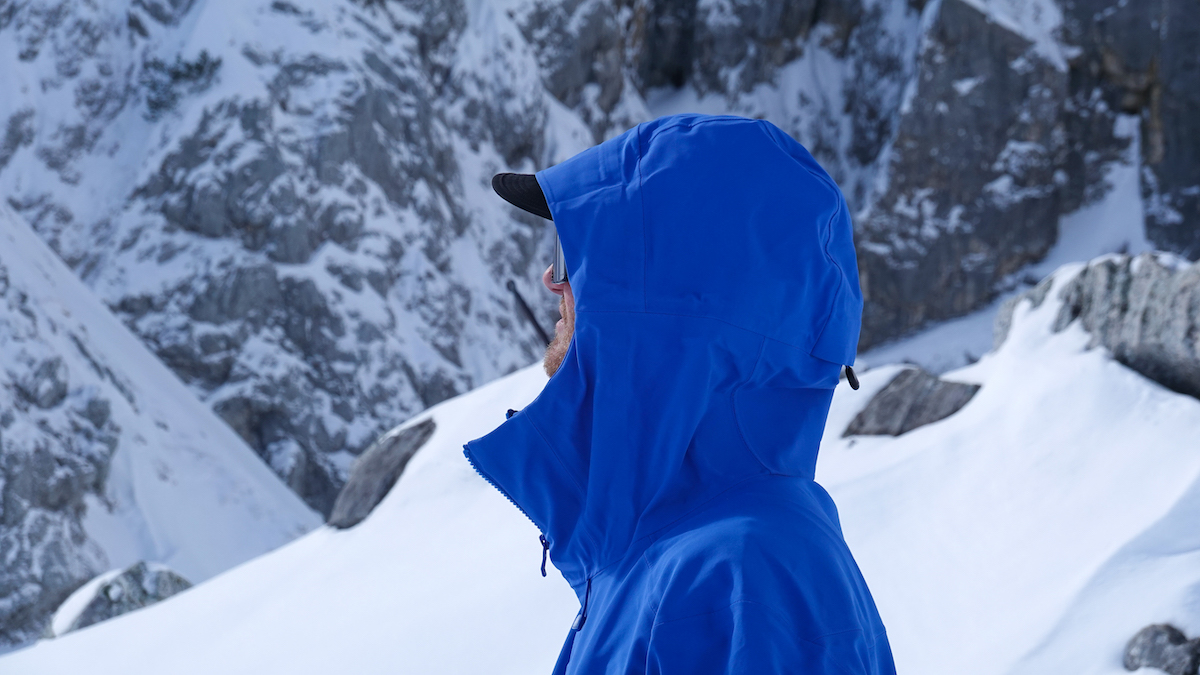 Testbericht – Helly Hansen Verglas Backcountry Ski Shell Jacket: Bequeme und wasserdichte Hardshell - leistungsstarke Skitourenjacke ohne PFC